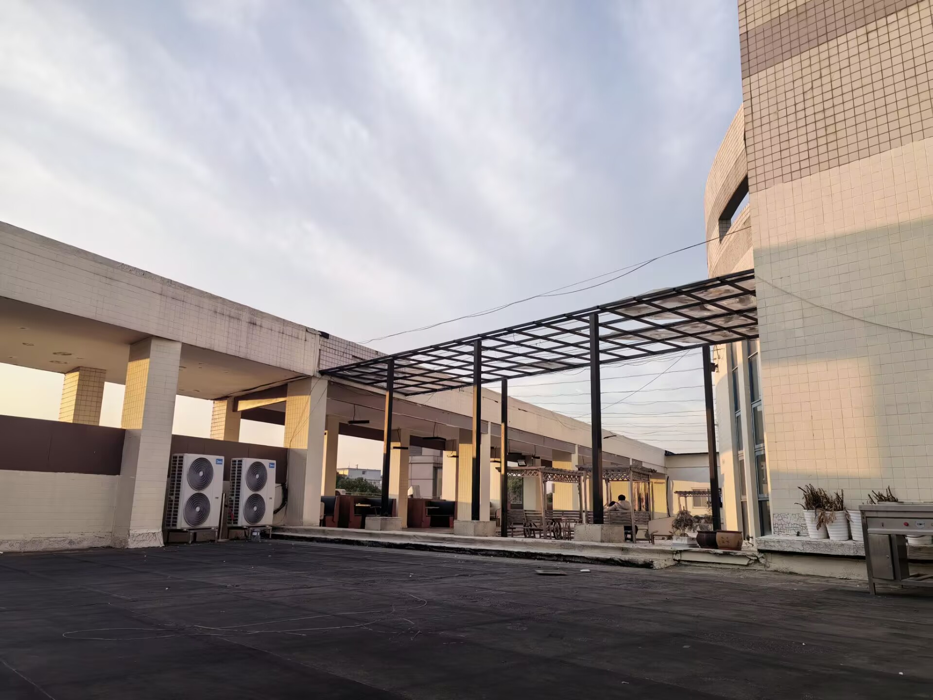 夕阳照在南邮建筑天台和连廊上